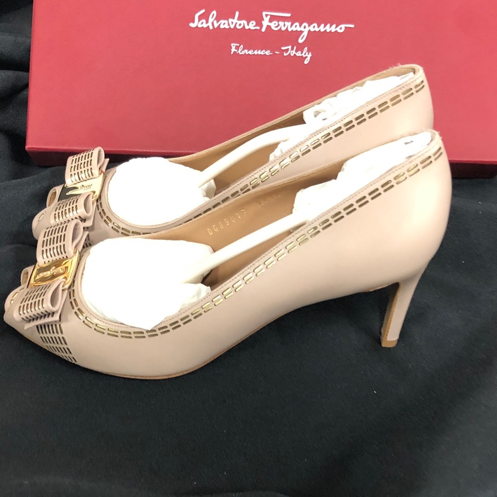 Salvatore Ferragamo Beige Leather Peep-Toe Pumps with Signature Bow Sz 7 D New - Picture 5 of 14